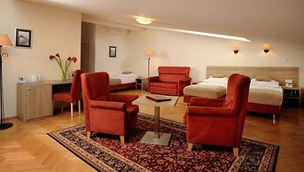 Hotel Santi