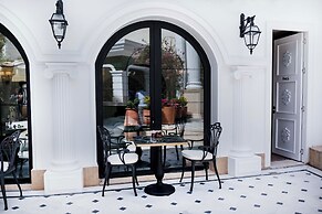 Elegance East Hotel - Boutique Class