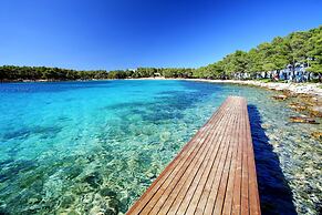 Crvena Luka Resort