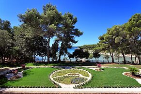 Crvena Luka Resort