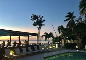Tropical Sunset Beach Apartment Hotel