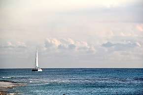 Tropical Sunset Beach Apartment Hotel
