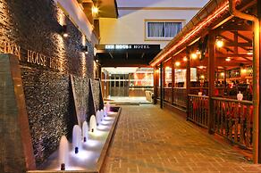 Inn House Hotel