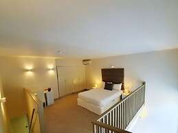 Arch hotel