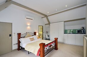 Arch hotel