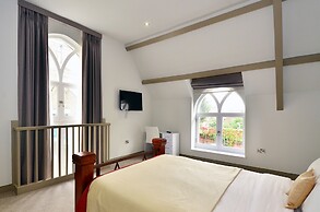 Arch hotel