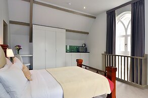 Arch hotel