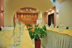 MonarC Hotel