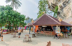 Tonsai Bay Resort