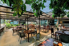 Tonsai Bay Resort