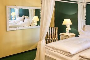 Backstage Hotel