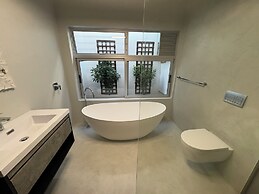 Sixteen Guest House on Main