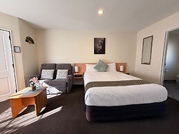 Tudor Lodge Motel