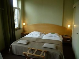 Le Castel Hotel