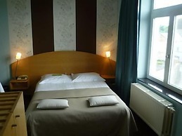 Le Castel Hotel