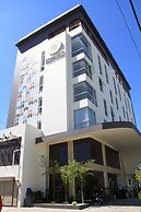 Home Crest Hotel