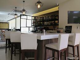 Home Crest Hotel