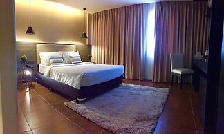 Home Crest Hotel