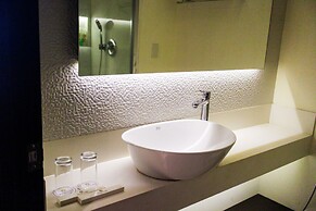 Home Crest Hotel