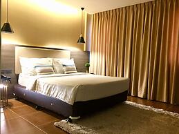 Home Crest Hotel
