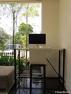 Home Crest Hotel