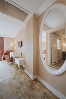 Han Deluxe Hotel