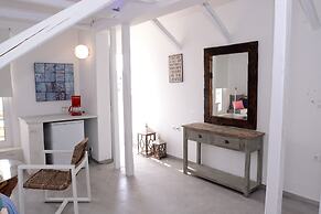 Kouros Home Hotel