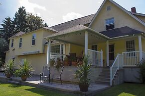 Genelle House B&B Guest House