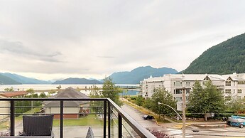 Harrison Lake View Suites