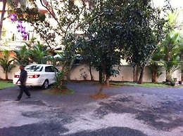 Palm Grove Service Villa
