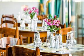 Xenios Dolphin Beach Hotel