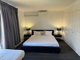 Crest Motor Inn