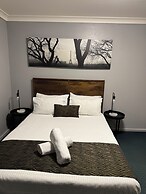 Crest Motor Inn