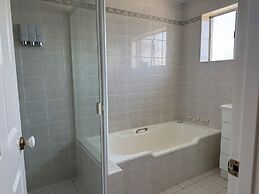 Crest Motor Inn