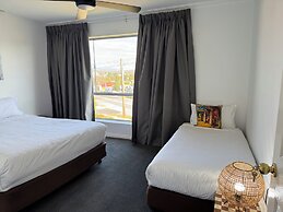 Crest Motor Inn