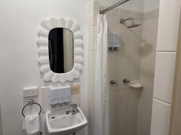 Crest Motor Inn