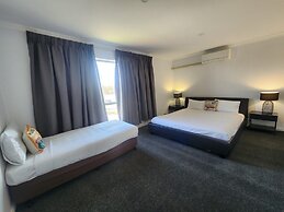 Crest Motor Inn