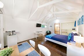 Magnums Airlie Beach