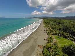 Iguana Lodge Beach Resort