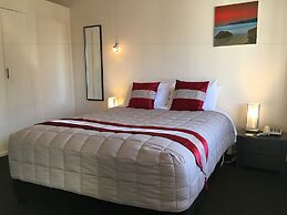 Colonial Lodge Motel