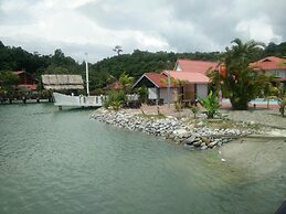 Penarak Bamboo Beach Motel