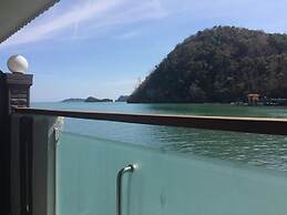 Penarak Bamboo Beach Motel