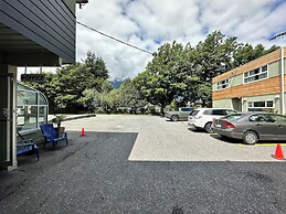 August Jack Motor Inn