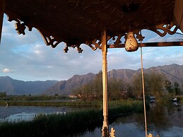 Houseboat Zaindari Palace