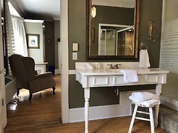 Leaside Manor by The Leaside Group