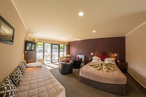 Lakefront Lodge