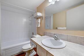 Econo Lodge Inn & Suites