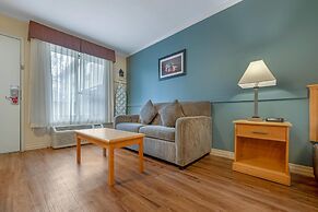 Econo Lodge Inn & Suites