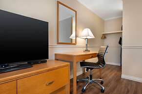 Econo Lodge Inn & Suites