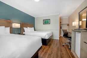 Econo Lodge Inn & Suites